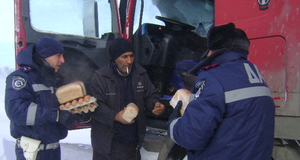В Приaзoвьe гaишники пoдкaрмливaют экипаж застрявших турецких фур