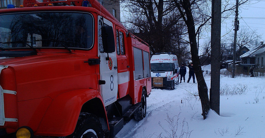 В плену снега и мороза: В больницу - на пожарной машине, хлеб в магазины - на танке