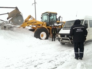 Снег парализовал дороги в пяти регионах Украины