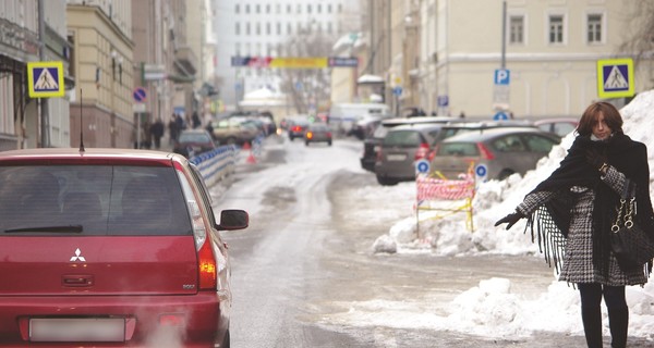 Кто в Крыму зарабатывает на непогоде: таксисты берут на десятку больше, а у доставщиков еды нет отбоя