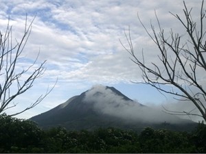 При извержении вулкана в Индонезии погибли 11 человек