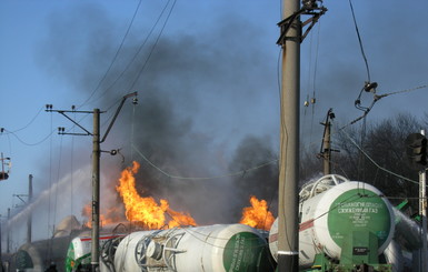 Авария под Донецком: горящие цистерны тушили 11 часов