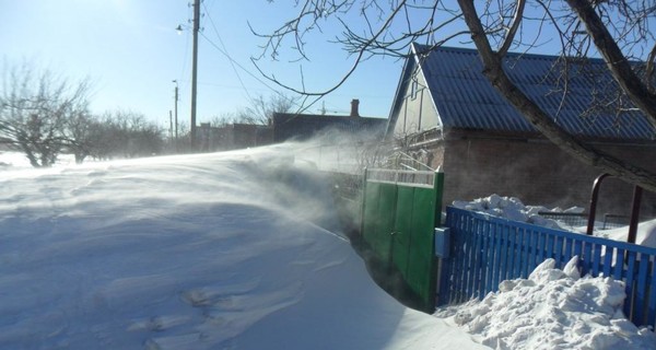 В Бердянске двух пенсионерок занесло снегом вместе с их домами