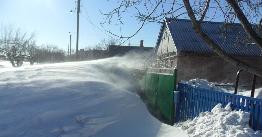 В Бердянске двух пенсионерок занесло снегом вместе с их домами