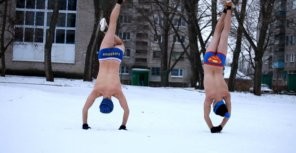 В Донецке раздетые подростки станцевали брейк в снегу