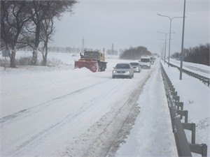 Большинство трасс в Донецке все еще закрыты из-за снега и льда