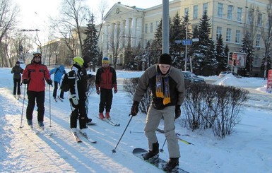 В выходные днепропетровцы штурмовали проспект на лыжах, а Днепр – на параплане 