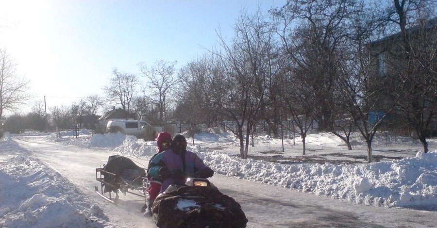 В Запорожской области мужчину из сугроба вытаскивали снегоходом