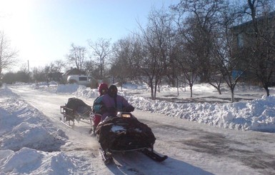В Запорожской области мужчину из сугроба вытаскивали снегоходом