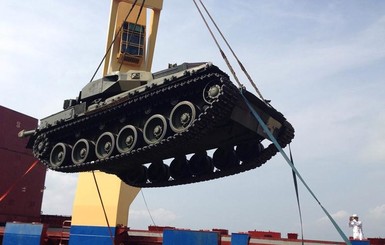Украинские танки прибыли в охваченный беспорядками Таиланд