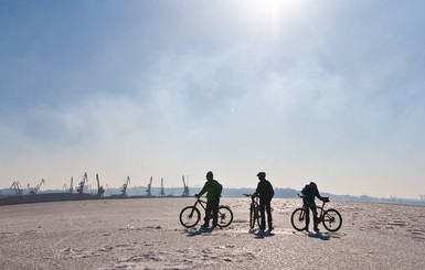 В Запорожье велобайкеры катаются по замерзшему Днепру