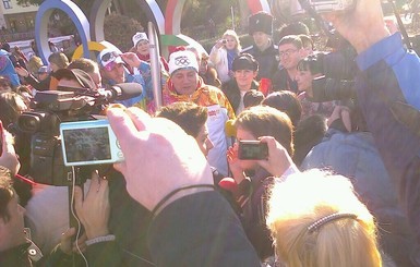 В Сочи Олимпийский огонь погас в руках мэра
