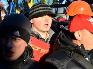 В Черновцах активисты снимают осаду ОГА и разбирают баррикады 
