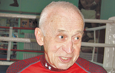 85-летний академик из Донбасса отжимается на одной руке 80 раз 