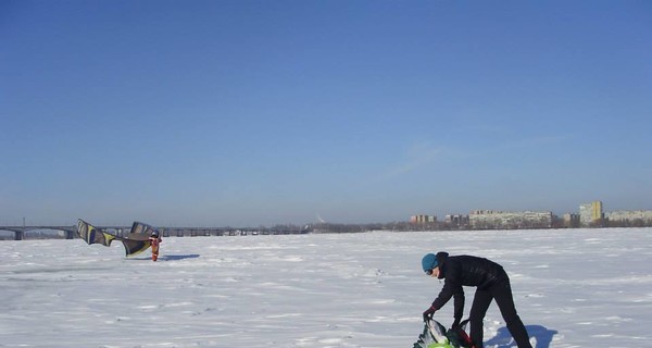 В городе оттепель: По дорогам - вплавь, а по Днепру - пешком