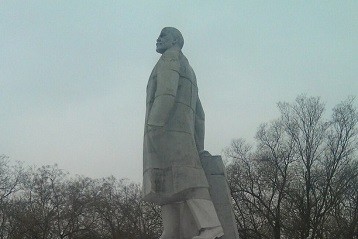 В Одессе вандалы нанесли на памятник Ленину националистические лозунги