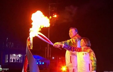 Олимпийский факел зажгли Владислав Третьяк и Ирина Роднина