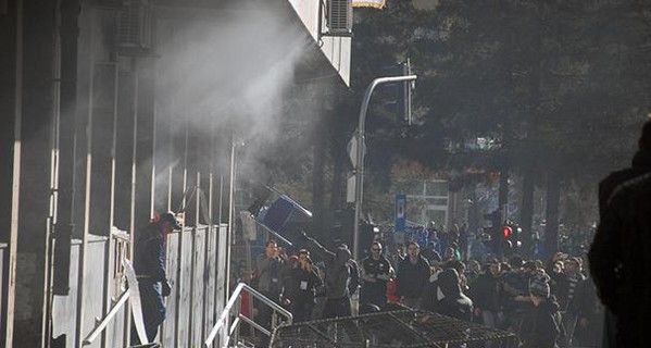 В Боснии демонстранты подожгли президентский дворец