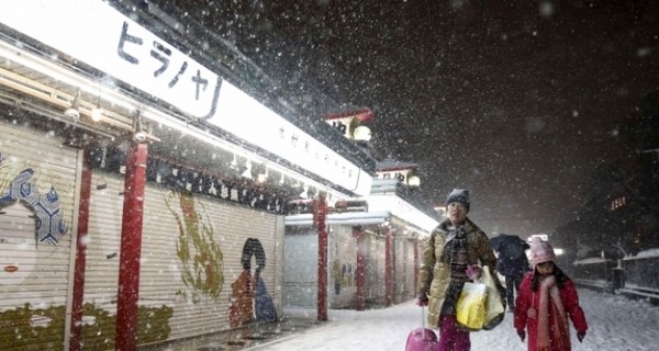 На Японию обрушились мощнейшие снегопады, три человека погибли