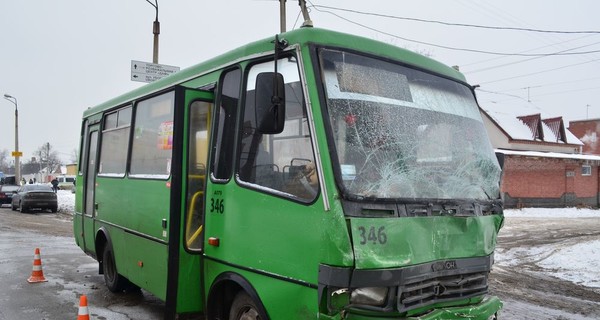 Для харьковского автобуса утро началось с ДТП