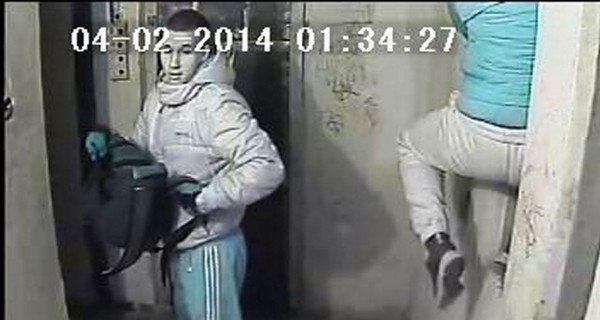 В Севастополе камера засняла воров, разгромивших  квартиру и нагадивших под дверь