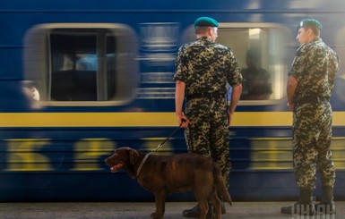 В Киеве милиция с собаками проверила семь 
