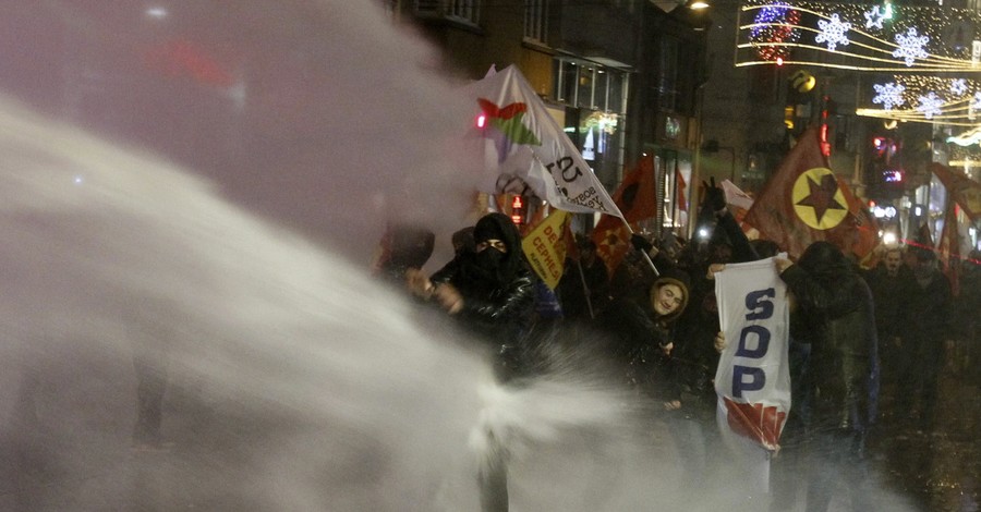 Митингующих в Турции разогнали водой и слезоточивым газом 
