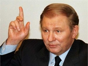 Кучма считает необходимым вернуть Конституцию 2004 года