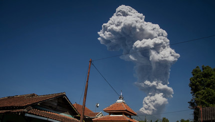 В Индонезии вулкан Мерапи выбросил пепел на высоту 6 километров