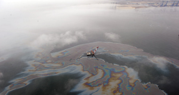 В море под Севастополем нашли огромное нефтяное пятно 