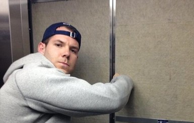 Заблокированный ранее в ванной американский бобслеист теперь застрял в лифте