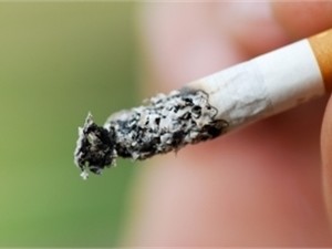 В Великобритании водителям запретили курить, если они едут с детьми