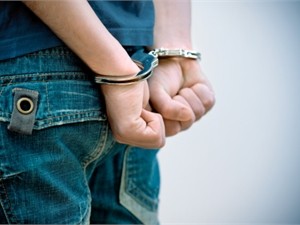 Милиция арестовала криминального авторитета, перевозившего оружие и наркотики