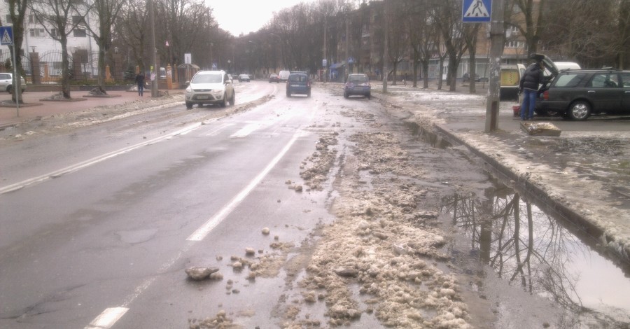 В Киеве дорожники вываливают нерастаявшие сугробы на дорогу