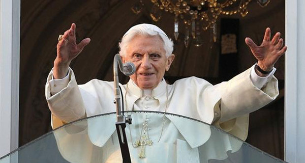 Экс-папа Бенедикт XVI наслаждается жизнью на пенсии