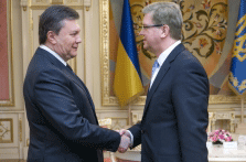 Янукович обсудил с Фюле пути урегулирования политического кризиса в стране