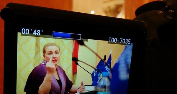 Одесский депутат-регионал показала неприличный жест журналистам