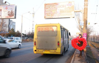 В Одессе на дорогах торгуют огромными сердцами из шариков
