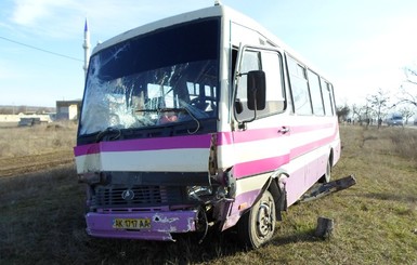 На трассе Симферополь-Феодосия столкнулись два авто и рейсовый автобус 