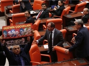 В турецком парламенте депутаты ломали пальцы и носы