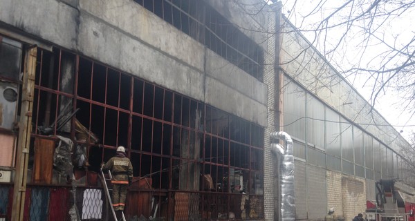 Пожар на складах в Киеве тушили два часа