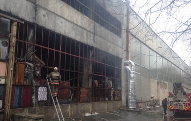Пожар на складах в Киеве тушили два часа