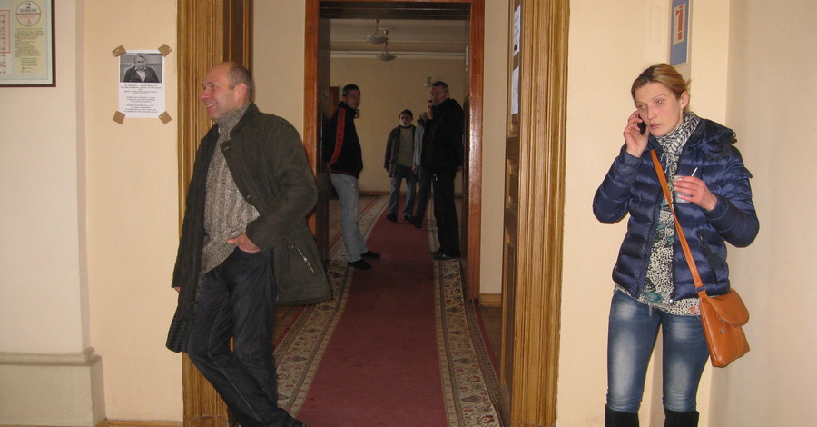 В воскресенье Львовскую ОГА освободили активисты 