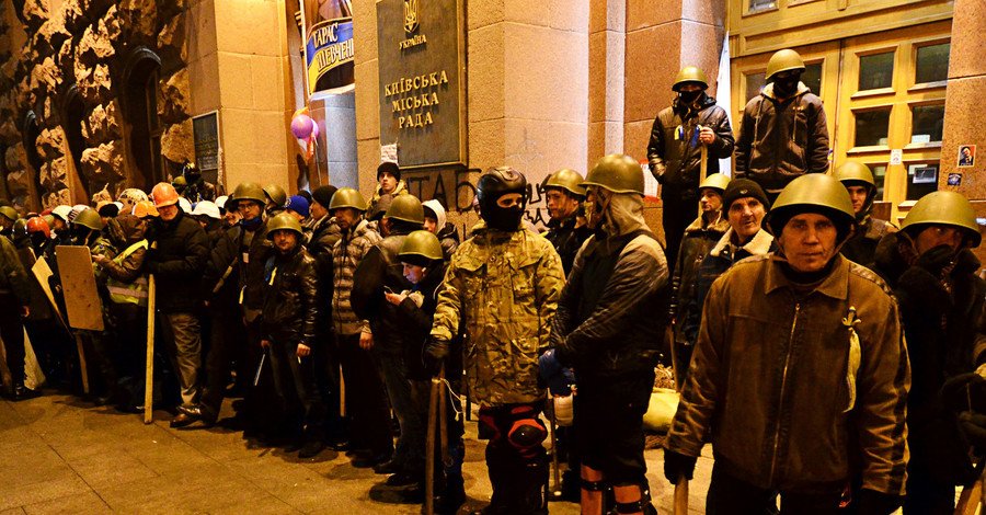 У освобожденного здания КГГА собрались люди в масках 