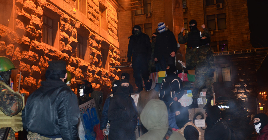 Демонстранты держат киевскую мэрию в осаде 