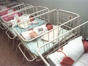 Украинцы стали меньше рождаться и умирать