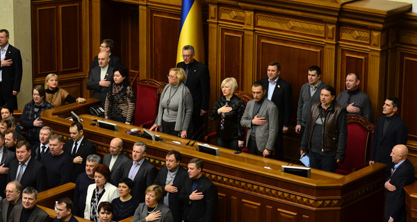 Оппозиция заблокировала трибуну парламента