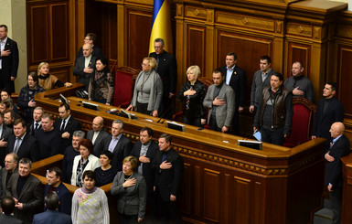 Оппозиция заблокировала трибуну парламента