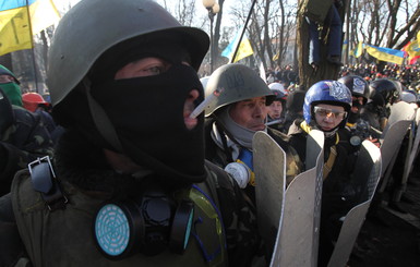 Активистов с улиц Институтской и Шелковичной забирают с рваными ранами
