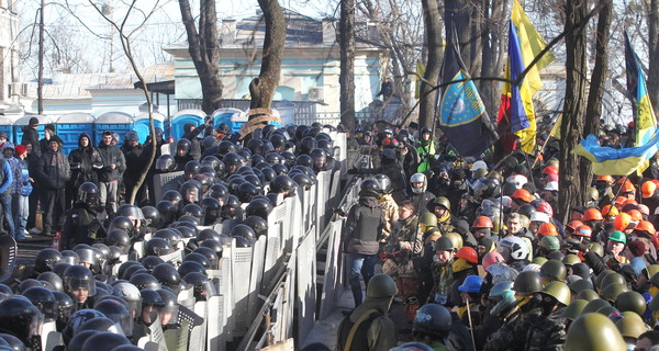 Митингующие взяли в плен сотрудников милиции